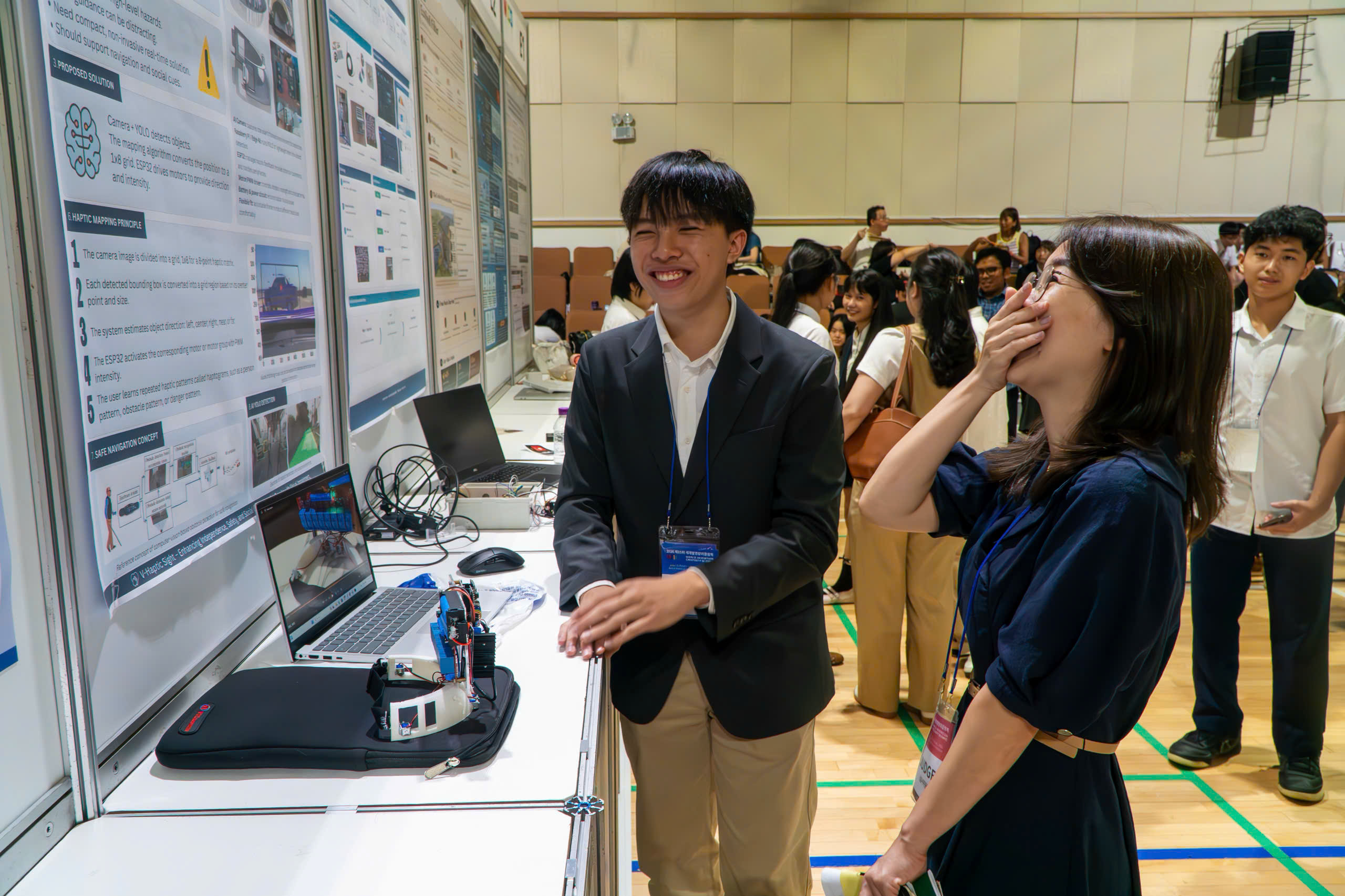 Khoi discussing his research presentation with visitors